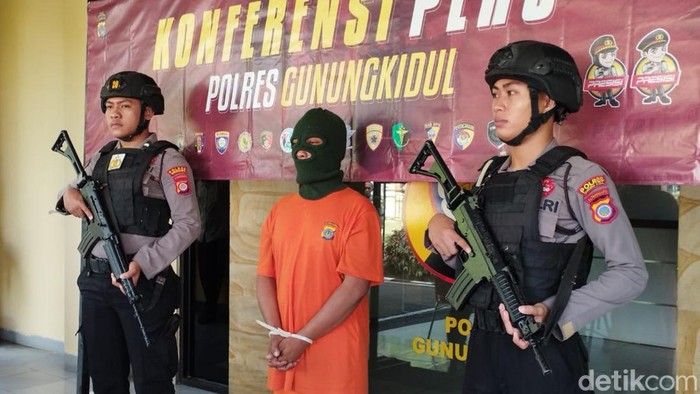 Tersangka pencabulan anak di bawah umur yang terjadi di Kapanewon Playen, Kabupaten Gunungkidul, Senin (26/6/2023).