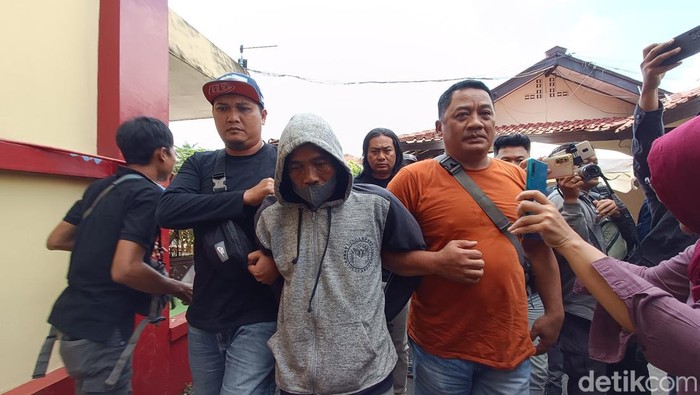 Tersangka Rudi saat digiring ke kantor Sat Reskrim Polresta Banyumas, Senin (26/6/2023).