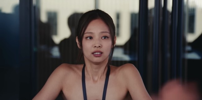 Penggemar memuji penampilan Jennie BLACKPINK yang berakting emosional karena berhasil mendapat kontrak eksklusif dari label rekaman impiannya. Rapper BLACKPINK itu memesona dalam balutan halter dress berwarna hitam. Foto: dok. HBO