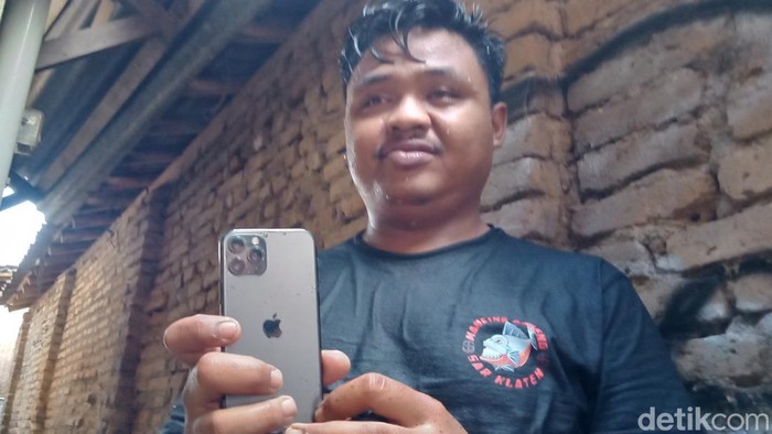 Tim pemadam kebakaran Satpol-PP Pemkab Klaten evakuasi ponsel warga Ngawen, Senin (26/6/2023).