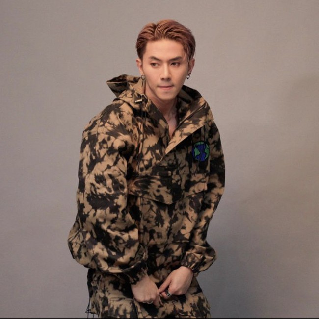 Rambut Rafael Tan tertara rapi dan kerap gonta-ganti warna rambut. Busana yang dikenakan pun stylish dengan setelan street style yang memukau. Foto: Instagram