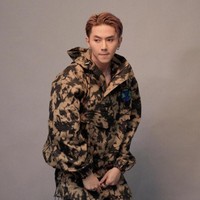 Rambut Rafael Tan tertara rapi dan kerap gonta-ganti warna rambut. Busana yang dikenakan pun stylish dengan setelan street style yang memukau. Foto: Instagram