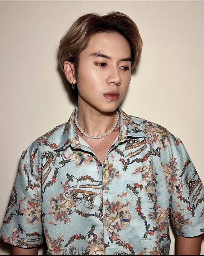 Selain jago menyanyi dan menari, penampilan pemilik nama asli Rafael Landry Tanubrata ini mirip seperti “oppa-oppa Korea” yang membuat banyak wanita terpesona. Foto: Instagram