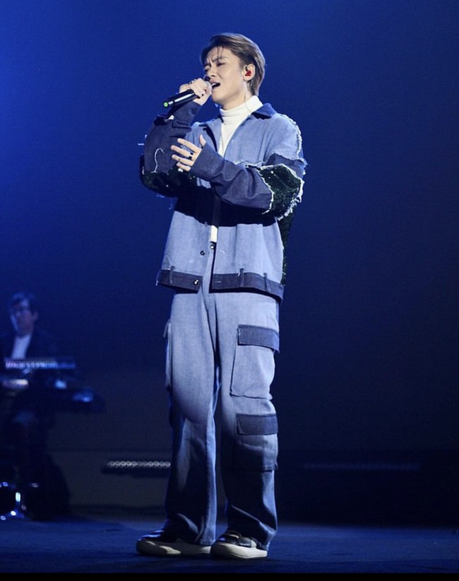 Ini salah satu gaya Rafael Tan saat jadi penyanyi di atas panggung. Tampilannya cool bukan? Foto: Instagram