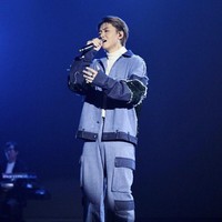 Ini salah satu gaya Rafael Tan saat jadi penyanyi di atas panggung. Tampilannya cool bukan? Foto: Instagram