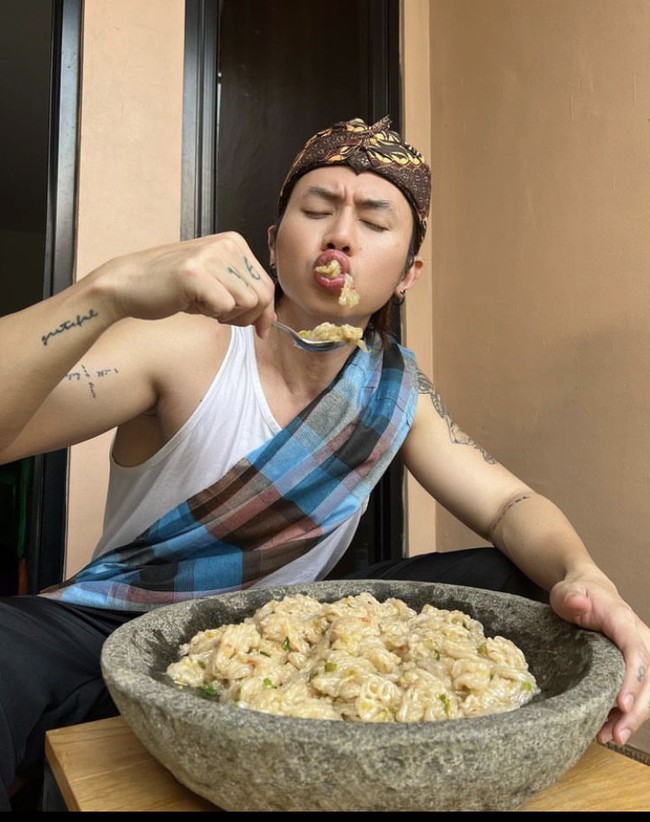 Rafael Tan tampil melokal khas pria tradisional. Artis kelahiran Garut ini hanya mengenakan singlet dan sarung. Foto: Instagram