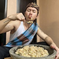 Rafael Tan tampil melokal khas pria tradisional. Artis kelahiran Garut ini hanya mengenakan singlet dan sarung. Foto: Instagram