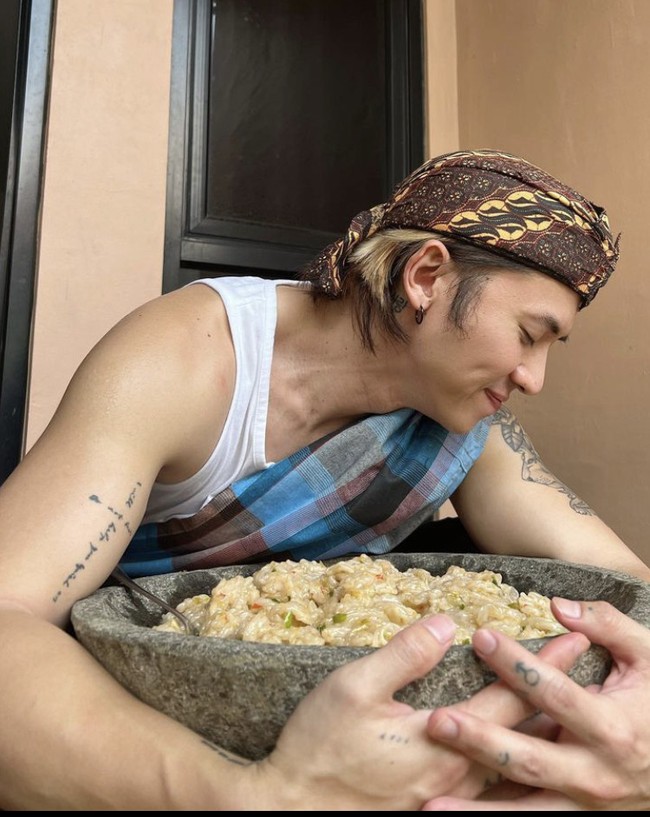 Namun, kini penyanyi kelahiran 1986 ini mendadak jadi sorotan setelah video makan seblak dirinya viral di media sosial. Bahkan Rafael disebut sebagai duta seblak, karena sukses bikin orang penasaran dan mencoba membuat kembali seblak coet-nya. Foto: Instagram