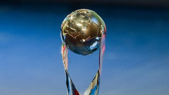 View of the FIFA U-17 World Cup Mexico 2011 trophy, at the Nezahualcoyotl Concert Hall in Mexico City, on May 17 2011. Mexico will face South Korea in the opening match next June 18. AFP PHOTO/Alfredo Estrella (Photo by ALFREDO ESTRELLA / AFP)