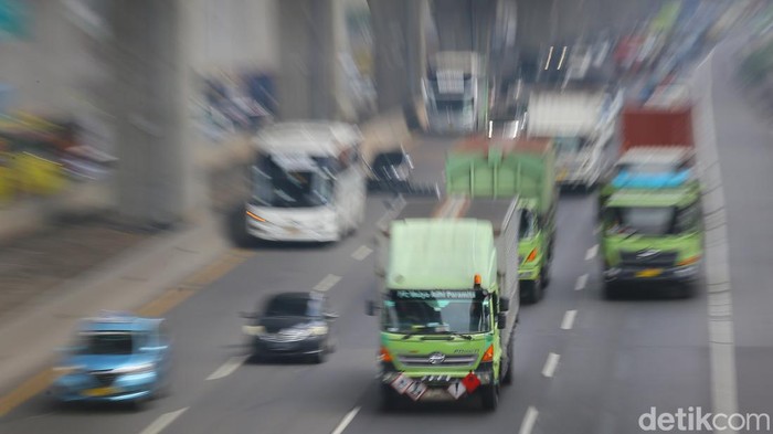Sejumlah truk melintasi jalan Tol Jakarta Cikampek, Kota Bekasi, Jawa Barat, Senin (26/6/2023). Direktorat Perhubungan Darat Kementerian Perhubungan (Kemenhub) dan Korlantas Polri sepakat membatasi operasional angkutan barang selama Cuti Bersama Idul Adha pada 28-30 Juni 2023.