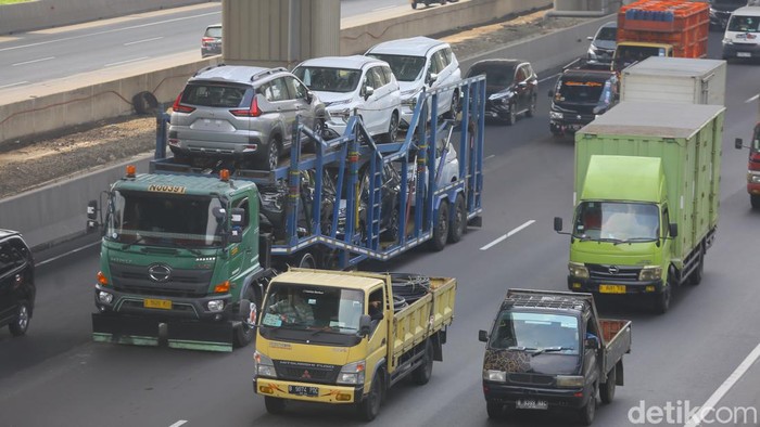 Sejumlah truk melintasi jalan Tol Jakarta Cikampek, Kota Bekasi, Jawa Barat, Senin (26/6/2023). Direktorat Perhubungan Darat Kementerian Perhubungan (Kemenhub) dan Korlantas Polri sepakat membatasi operasional angkutan barang selama Cuti Bersama Idul Adha pada 28-30 Juni 2023.