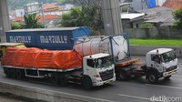 Pengaturan pembatasan operasional angkutan barang dilakukan terhadap mobil barang dengan Jumlah Berat Yang Diizinkan (JBI) lebih dari 14.000 kg, mobil barang dengan sumbu 3 atau lebih, mobil barang dengan kereta tempelan dan gandengan, maupun mobil barang yang digunakan untuk pengangkutan seperti hasil galian meliputi tanah pasir dan atau batu, hasil tambang, bahan bangunan.  