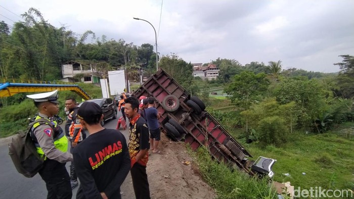 Truk muat galon tercebur di jurang Susuh Kota Batu