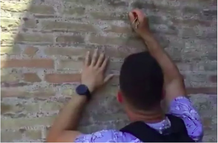 Turis vandalisme di Colosseum Roma