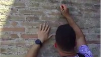 Vandalisme ini tentu berdampak buruk bagi dinding Colosseum. Ukiran-ukiran itu menyebabkan kerusakan yang signifikan dan tentu saja, aktivitas ilegal. (Tangkapan layar/media sosial)  