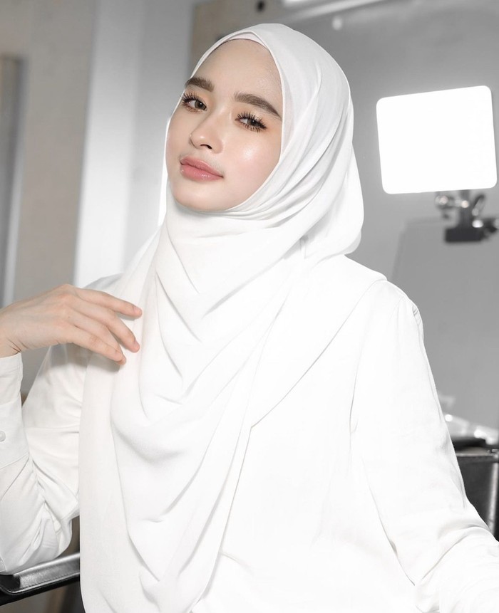 Tutorial hijab ala Inara Rusli cocok kamu pakai saat Hari Raya Idul Adha.