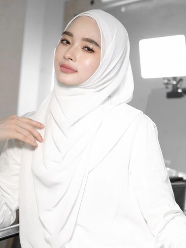 Tutorial hijab ala Inara Rusli cocok kamu pakai saat Hari Raya Idul Adha.