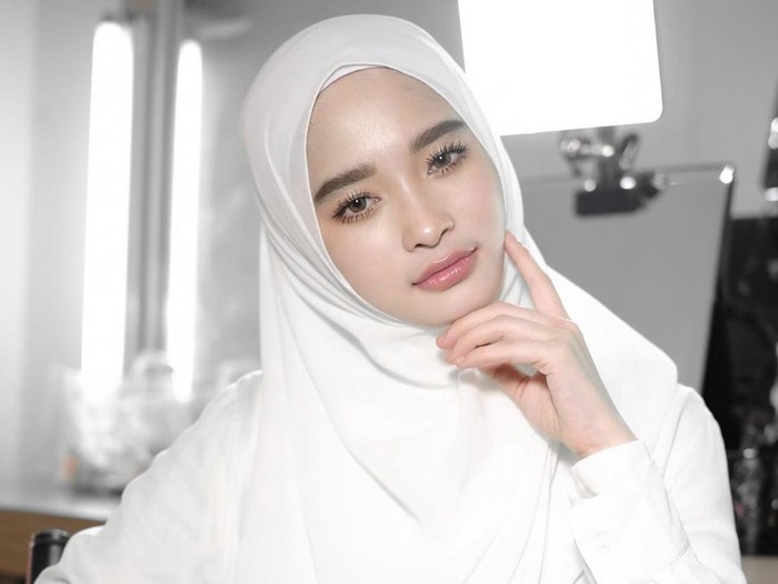 Tutorial hijab ala Inara Rusli cocok kamu pakai saat Hari Raya Idul Adha.
