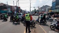Pengendara rata-rata adalah pekerja yang hendak pergi ke kantor. Terlihat beberapa petugas Kepolisian dan Dishub mengatur lalu lintas.  