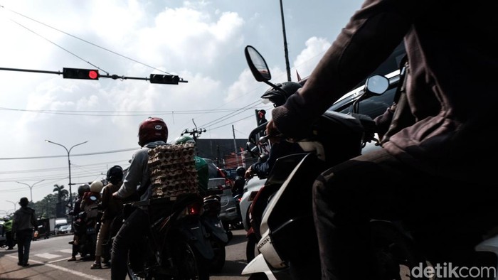 Uji Coba Simpang Kampung Utan Tangsel, Lalin Ciputat Ramai Lancar Uji coba traffic light simpang Kampung Utan, Tangerang Selatan (Tangsel), memasuki hari ketiga. Lalu lintas di Jalan Ir H Juanda ramai lancar, Senin (26/6/2023).