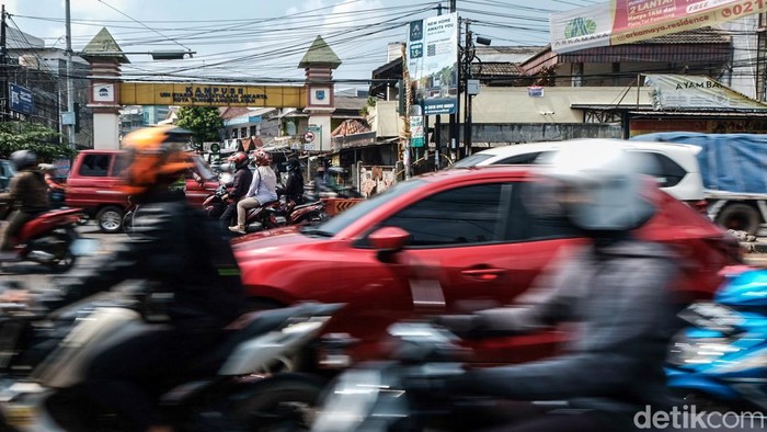 Uji Coba Simpang Kampung Utan Tangsel, Lalin Ciputat Ramai Lancar Uji coba traffic light simpang Kampung Utan, Tangerang Selatan (Tangsel), memasuki hari ketiga. Lalu lintas di Jalan Ir H Juanda ramai lancar, Senin (26/6/2023).