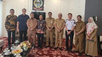 Jajaran manajemen Raindo United Services yang diwakili Founder dan Komisaris PT Rusky Aero Indonesia, Benny Rustanto serta CEO PT Rusky Aero Indonesia Bambang Sujatmiko, melakukan kunjungan ke Pemerintah Provinsi Sulawesi Selatan dan diterima langsung Gubernur Sulawesi Selatan, Andi Sudirman Sulaiman, Senin (26/6/2023). 