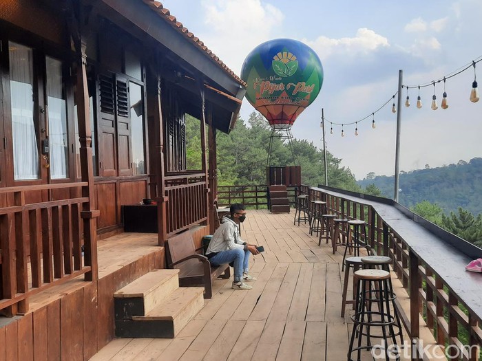 Vila di objek wisata Pijar Park, Kabupaten Kudus, Jawa Tengah, Senin (26/6/2023).