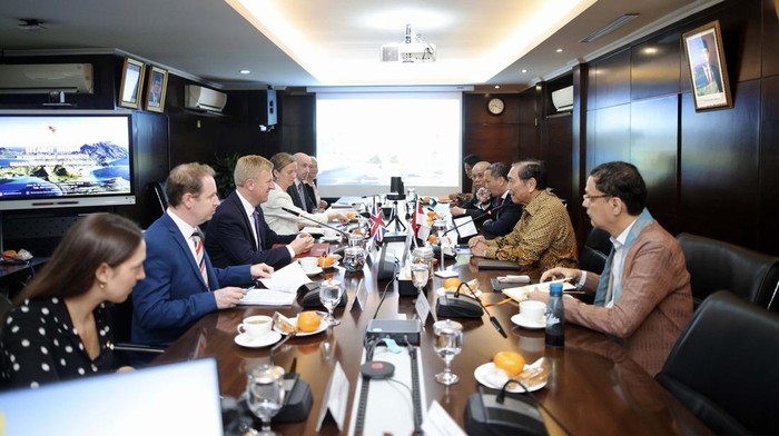 Wakil PM Inggris Oliver Dowden menemui Menko Kemaritiman dan Investasi Luhut Binsar Pandjaitan, Senin (26/6). Pertemuan membahas hubungan kerjasama Indonesia-Inggris.
