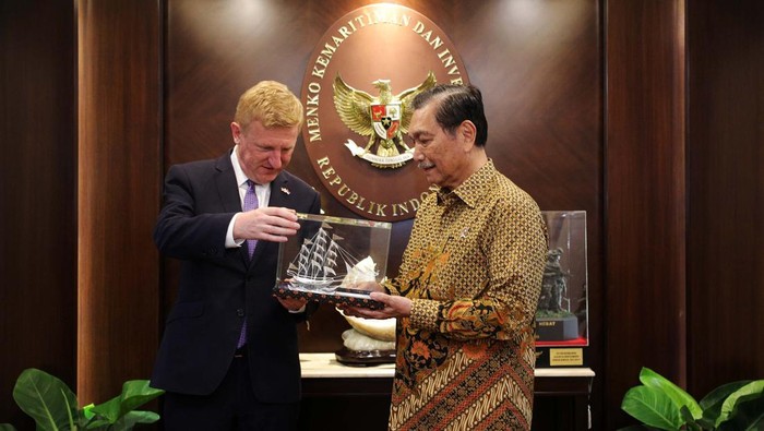 Wakil PM Inggris Sambangi Luhut, Ini yang Dibahas Wakil PM Inggris Oliver Dowden menemui Menko Kemaritiman dan Investasi Luhut Binsar Pandjaitan, Senin (26/6). Pertemuan membahas hubungan kerjasama Indonesia-Inggris.
