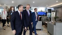 Wakil PM Inggris Oliver Dowden menyambangi kantor Menko Kemaritiman dan Investasi Luhut Binsar Pandjaitan, Senin (26/6/2023).  
