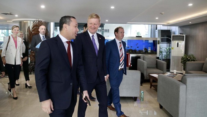 Wakil PM Inggris Oliver Dowden menemui Menko Kemaritiman dan Investasi Luhut Binsar Pandjaitan, Senin (26/6). Pertemuan membahas hubungan kerjasama Indonesia-Inggris.