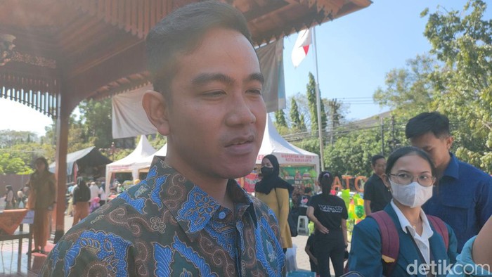 Wali Kota Solo Gibran Rakabuming Raka di Kantor Kecamatan Jebres, Solo, Senin (26/6/2023).