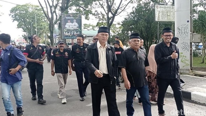 Warga melaporkan Wali Kota Bukittingi Erman Safar ke polisi.