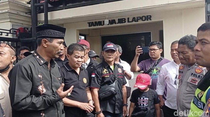 Warga melaporkan Wali Kota Bukittingi Erman Safar ke polisi.