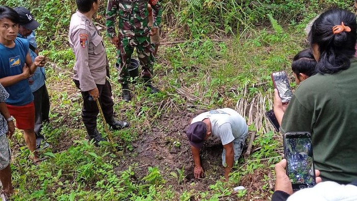 Warga membongkar lubang tempat wanita menguburkan bayi baru lahir yang dibunuhnya.