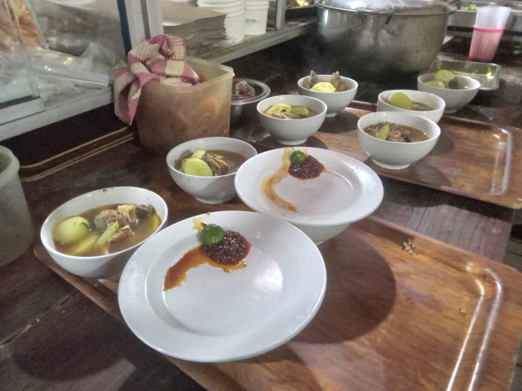 Sambal Mak Beng yang disajikan bersama sup dan ikan goreng.