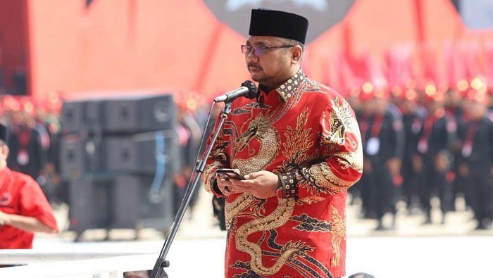 Menag Yaqut Cholil Staquf membacakan doa saat acara puncak Bulan Bung Karno di GBK, Senayan, Jakarta, Sabtu (24/6/2023)