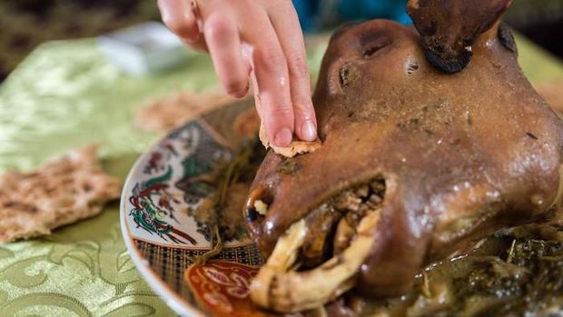 5 Makanan Pakai Bahan di Luar Nalar! Tumis Batu Pedas hingga Rice Bowl Cicak