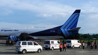 Sejumlah mobil ambulans mengangkut jenazah korban jatuhnya pesawat caravan PT Semuwa Aviasi Mandiri (SAM Air) dengan register PK-SMW dari pesawat Trigana di Baseops Lanud Silas Papare, Kabupaten Jayapura, Papua, Selasa (27/6/2023).  