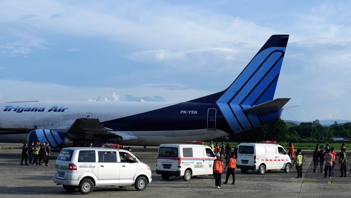 6 Jenazah Korban Pesawat SAM Air Dibawa ke RS Bhayangkara Sejumlah mobil ambulans mengangkut jenazah korban jatuhnya pesawat caravan PT Semuwa Aviasi Mandiri (SAM Air) dengan register PK-SMW dari pesawat Trigana di Baseops Lanud Silas Papare, Kabupaten Jayapura, Papua, Selasa (27/6/2023). Tim gabungan TNI, Polri dan basarnas berhasil mengevakuasi enam korban yaitu empat penumpang dan dua kru pesawat yang dinyatakan meninggal dunia dan selanjutnya dilakukan Identifikasi oleh Tim DVI Polda Papua dan di serahkan ke pihak keluarga. ANTARA FOTO/Sakti Karuru/nz