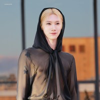 Personel NCT asal Thailand itu tampil memakai silk blouse transparan dari koleksi busana pria Saint Laurent Fall 2023. Penampilan Ten semakin misterius dengan tudung yang menutupi rambut pirangnya. Foto: Instagram
