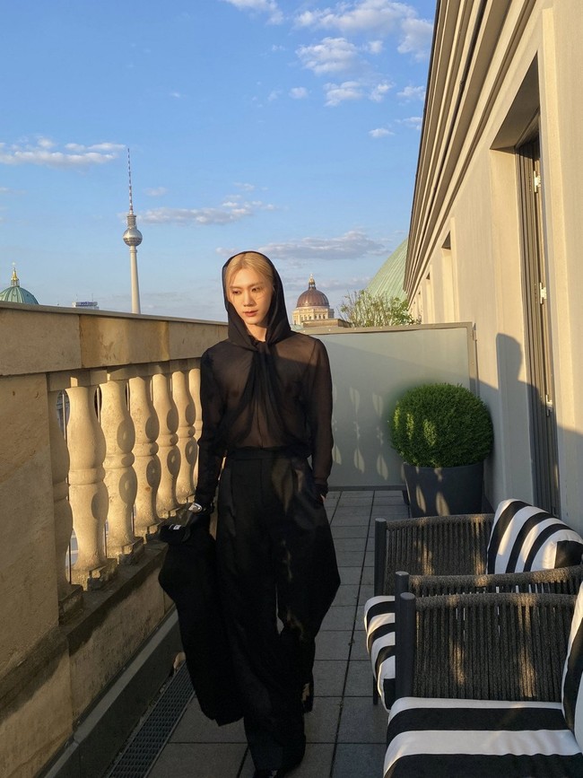 Ten NCT menghadiri gelaran Berlin Fashion Week sebagai tamu spesial YSL pada Senin (12/6/2023) waktu setempat. Foto: Instagram