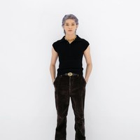 Pelantun SHALALA itu terlihat edgy dengan atasan hitam dan celana curduroy dari koleksi busana pria Loewe Fall 2023. Foto: Instagram