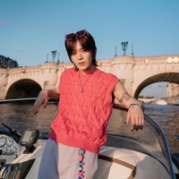 Yuta NCT memakai busana colorful dengan atasan vest berwarna pink dan celana berwarna lilac. Gayanya semakin edgy dengan tambahan kacamata di atas kepalanya. Foto: Instagram