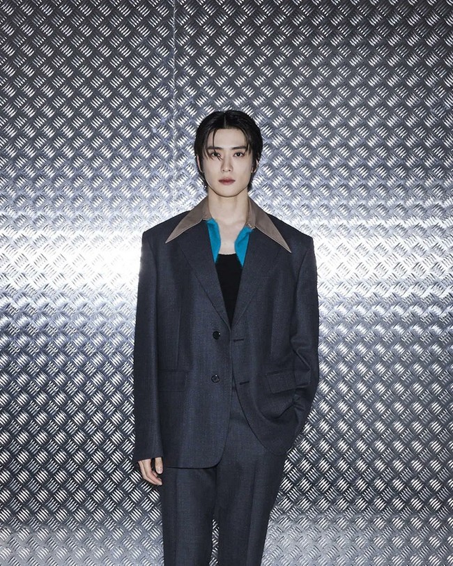 Personel sub unit DOJAEJUNG itu tampil dalam balutan setelan jas abu-abu yang pernah dikenakan Song Kang dan aktor Thailand Win Mettawin, sesama perwakilan Prada. Foto: Instagram