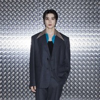 Personel sub unit DOJAEJUNG itu tampil dalam balutan setelan jas abu-abu yang pernah dikenakan Song Kang dan aktor Thailand Win Mettawin, sesama perwakilan Prada. Foto: Instagram