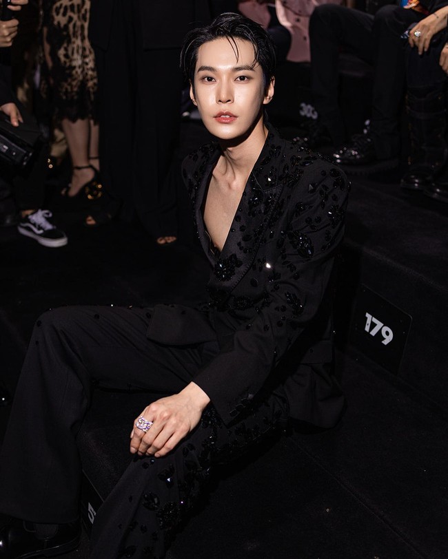 Adik dari aktor Gong Myung itu memakai setelan tuksedo berhias kristal dari koleksi busana pria Dolce & Gabbana Fall 2023. Doyoung tak memakai dalaman di balik tuksedonya dan mengekspos dadanya. Foto: Instagram