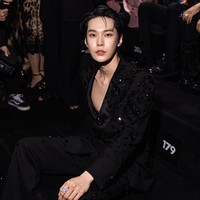 Adik dari aktor Gong Myung itu memakai setelan tuksedo berhias kristal dari koleksi busana pria Dolce & Gabbana Fall 2023. Doyoung tak memakai dalaman di balik tuksedonya dan mengekspos dadanya. Foto: Instagram