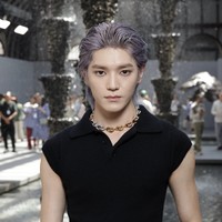 Taeyong terlihat di Paris Fashion Week pada Sabtu (24/6/2023) waktu setempat setelah diumumkan sebagai global ambassador Loewe. Foto: Instagram