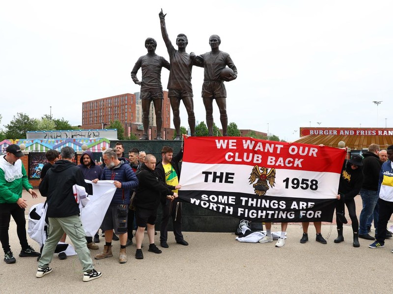 Soccer Football - Premier League - Manchester United Fans Protest - Old Trafford, Manchester, Britain - June 27, 2023 The United Trinity statue is pictured as Manchester United fans display a banner in protest against the Glazer family&rsquo;s ownership of the club REUTERS/Molly Darlington